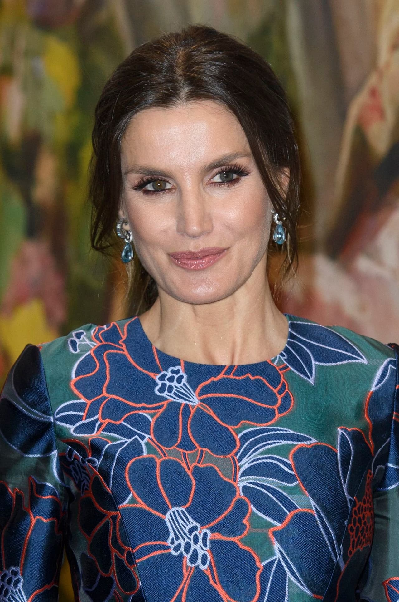 La esposa del rey Felipe VI complementó su ajuar con unos aretes en brillantes y aguamarinas que la joyería Bvlgari le regaló por el nacimiento de 
<b><a href="https://www.univision.com/entretenimiento/la-princesa-leonor-cumple-13-anos-asi-hemos-visto-crecer-a-la-heredera-del-trono-espanol-fotos">su primera hija, la princesa Leonor</a></b>.