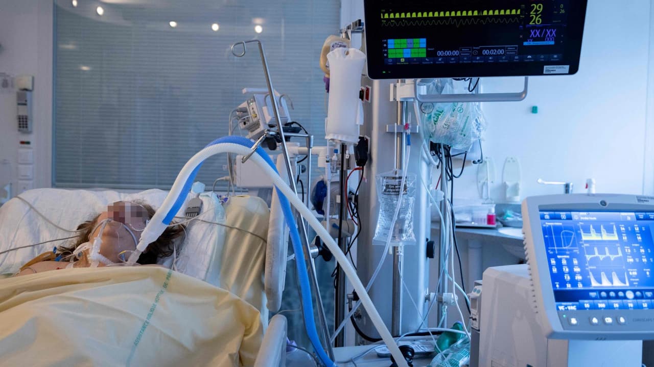 “A veces hay camas disponibles, pero no hay personal suficiente para prestar el servicio”, aseguró el doctor Luis Ostrosky, del Hospital 
<b><a href="https://www.memorialhermann.org/" target="_blank">Memorial Hermann</a></b>, al referirse al impacto del aumento de casos de 
<b><a href="https://www.univision.com/local/houston-kxln/es-algo-impresionante-enfermera-de-pacientes-con-covid-19-habla-sobre-la-situacion-que-se-vive-en-hospitales-de-houston-video">coronavirus</a></b> en el sector hospitalario.