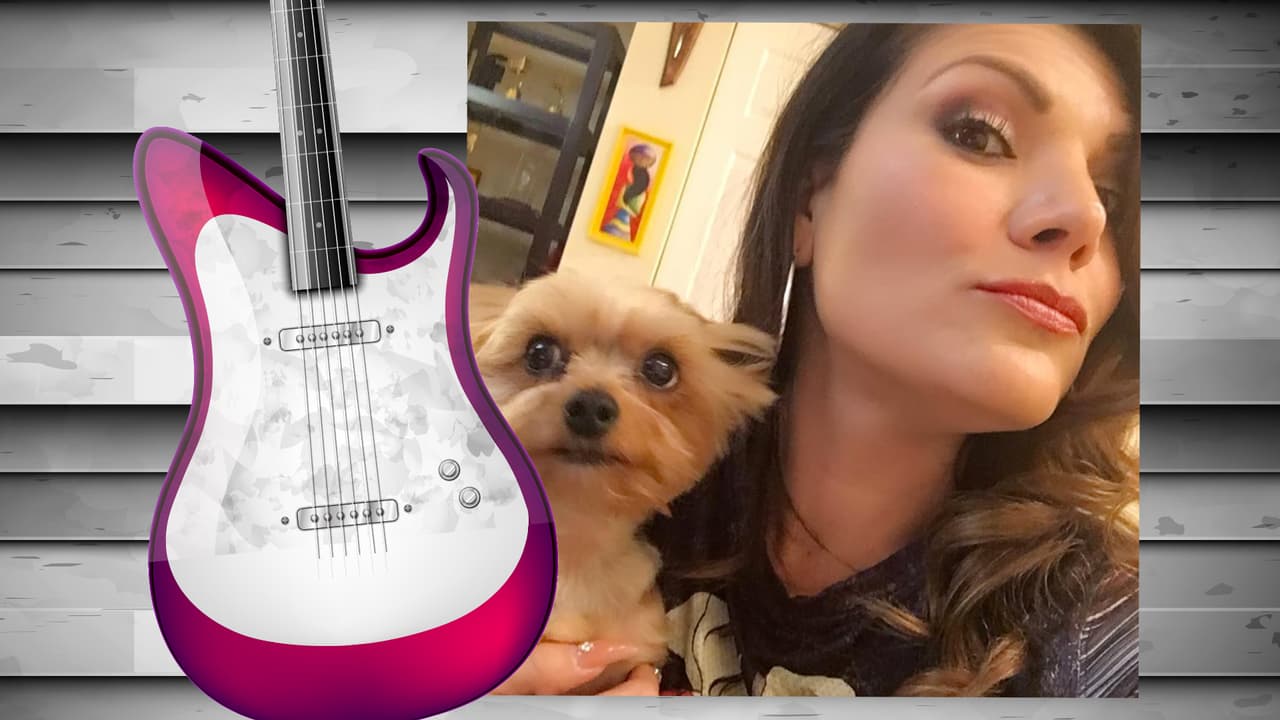 El perrito de Diana Reyes es toda una monería. Este yorkshire terrier tiene su propia cuenta de Instagram (@soyjalapeno) y acompaña a la cantante a todas partes. Aunque aún no cuenta con muchos seguidores, sólo unos 200, creemos que pronto tendrá star status. Isn't he the cutest?