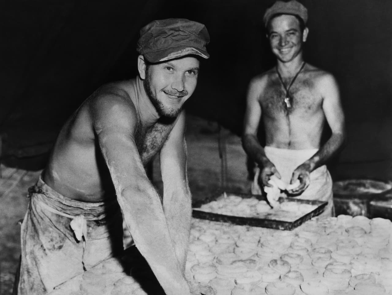 Los soldados Joseph Lewandowski, de Minnesota, y William Thomason, de California, hornean donas para el batallón el 1 de mayo de 1945. Según un artículo del 
<a href="https://www.defense.gov/Explore/Features/Story/Article/2130718/remembering-the-battle-of-okinawa/" target="_blank">Departamento de Defensa</a>, el desembarco de los 60,000 soldados aliados ocurrió sin oposición porque los japoneses se negaron a luchar en las playas. En cambio, se retiraron a las cuevas en las colinas rocosas para forzar una batalla de desgaste.
<br>