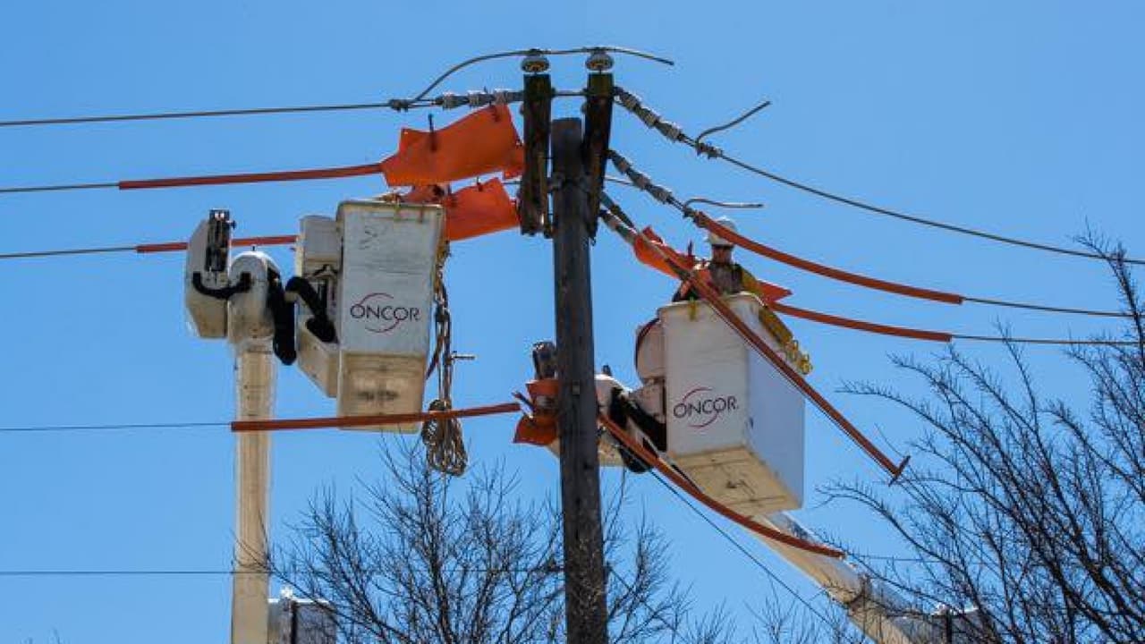 Oncor anuncia que completará restauración del servicio eléctrico hoy