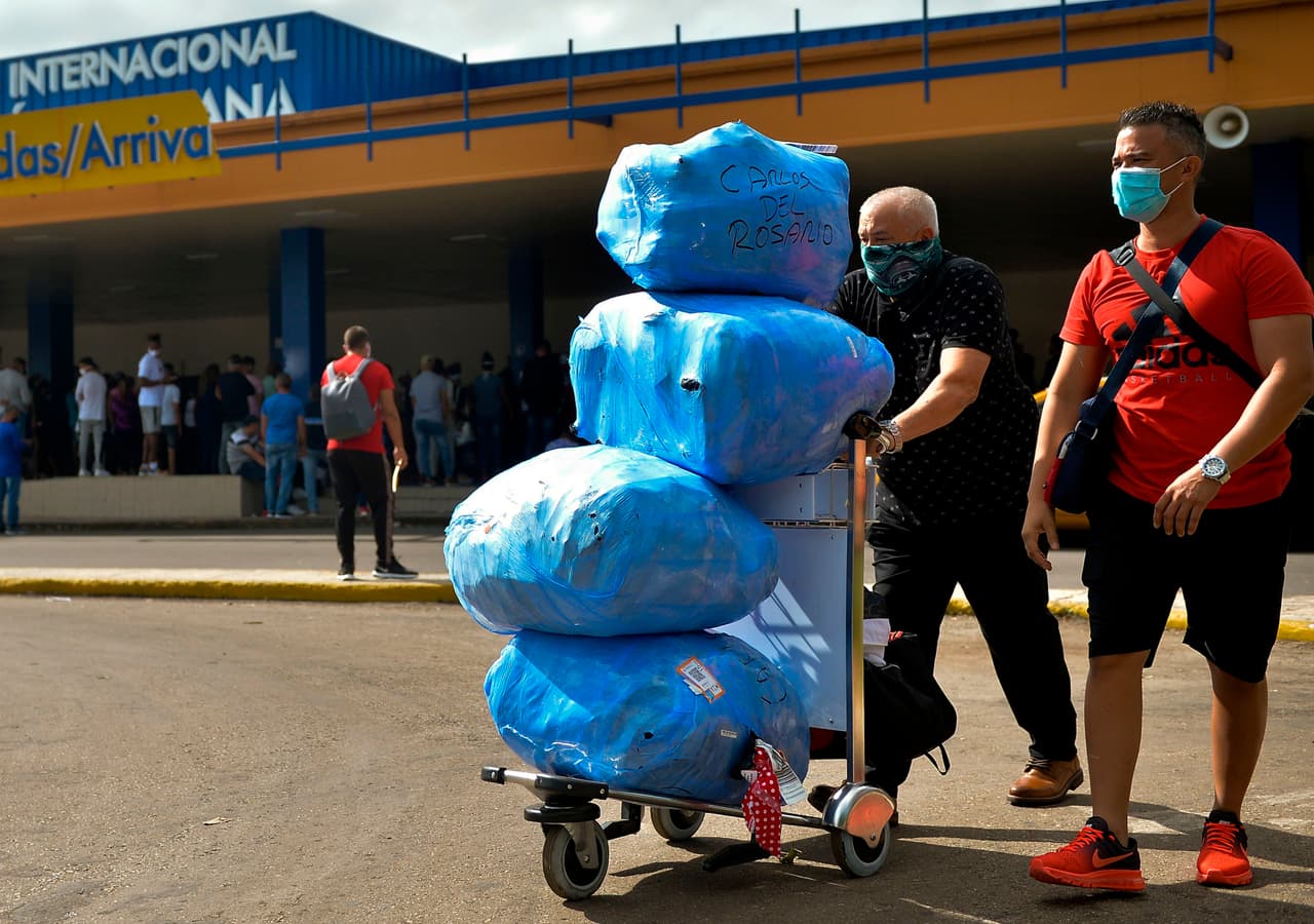 Régimen cubano anuncia que no cobrará impuestos a los viajeros que importen comida y medicinas