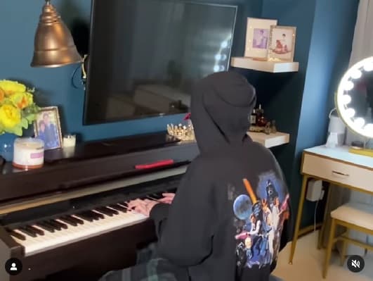 El pasado 16 de junio, Dayanara publicó en Instagram un video en el que su hijo menor toca el piano y aseguró que verlo mientras lo hace es una de sus "cosas favoritas".
<br>