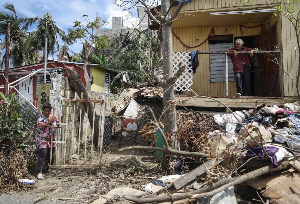Rosa y Errol, residentes de San Isidro, en Puerto Rico, no tenían luz eléctrica ni agua corriente, a dos semanas después del paso del huracán María.