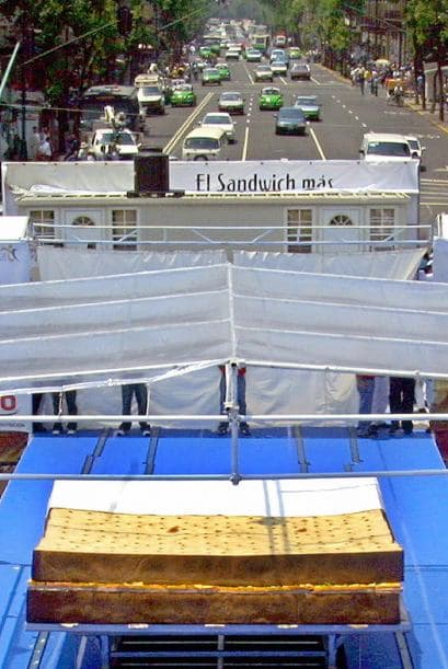 En el 2004 los mexicanos lograron batir el Récord Guinness del sandwich más grande del mundo, que con un peso de 7.00629 libras (3.178 kilos) se elaboró en el Zócalo, principal plaza de la Ciudad de México.