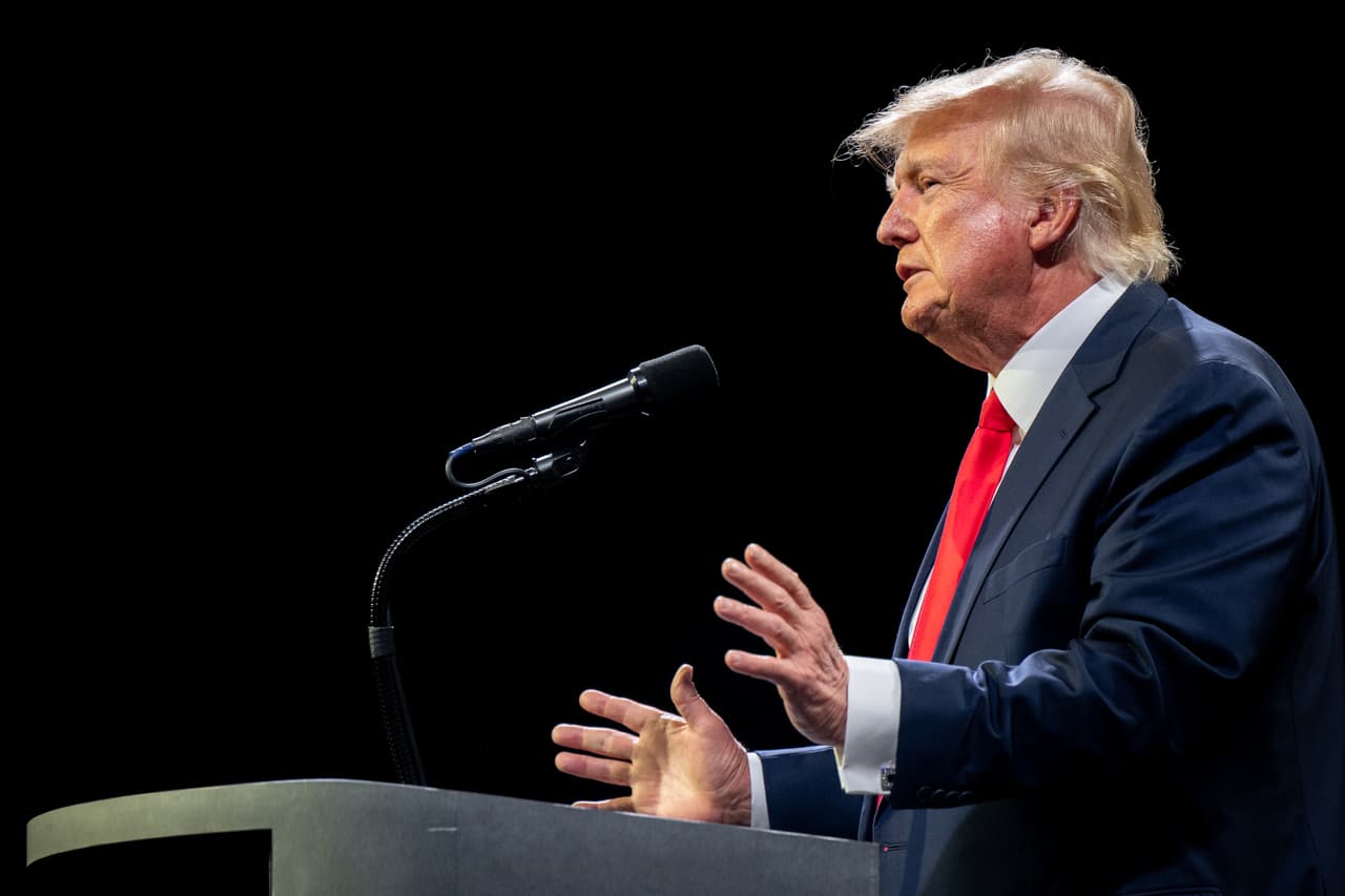 <b>El expresidente Donald Trump.</b> Si bien nunca ha utilizado el término 
<a href="https://www.univision.com/noticias/tiroteos/esta-es-la-historia-de-la-oscura-teoria-racista-detras-del-tiroteo-en-el-paso">'Gran Reemplazo',</a> se ha referido en reiteradas ocasiones a que una "invasión" de "inmigrantes ilegales" llega a Estados Unidos, así como a un "reemplazo demográfico". 
<br>
<br>Durante su campaña a la reelección, por ejemplo, 
<b>la palabra "invasión" para hablar de la frontera sur estuvo presente en más de 2,000 anuncios de Facebook,</b> según un análisis del diario 
<i>The New York Times</i>. Pero el uso de esa palabra para referirse a los migrantes ya venía desde 2016. La usó de forma repetida para clamar por el muro, para advertir que 
<a href="https://www.univision.com/noticias/politica/por-que-trump-llama-invasores-a-los-migrantes-de-la-caravana">las caravanas de migrantes</a> procedentes de Centroamérica serían frenadas a balazos por las tropas que los esperarían y para justificar sus duras políticas fronterizas aludiendo a las cifras de detenciones enel borde sur. 
<br>
<br>El impacto de su discurso incendiario ha sido analizado en varias ocasiones, entre ellas después del tiroteo que llevó a cabo un hombre blanco en el Walmart de El Paso, en Texas. 
<a href="https://www.univision.com/noticias/criminalidad/el-acusado-del-tiroteo-de-el-paso-confeso-que-su-objetivo-eran-los-mexicanos">El atacante declaró</a> entonces en un manifiesto —usando términos similares a los de Trump— que cometía el tiroteo como "una respuesta a la invasión hispana a Texas".