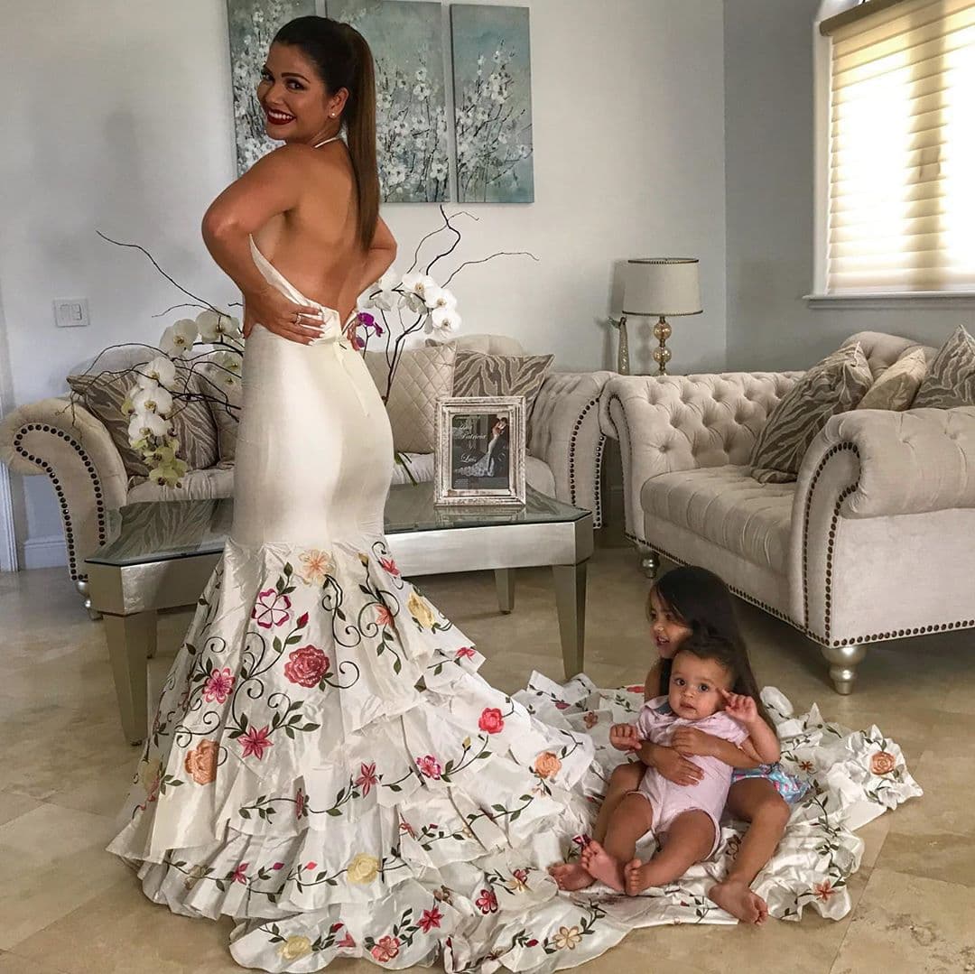 El vestido subió y lo lució casi como el día de su matrimonio, y aunque no le cerró se sintió orgullosa por mantenerse en forma.
<br>