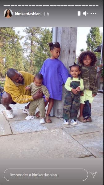 En una se podía ver solo a la pareja y en la otra al músico junto a sus cuatro hijos.