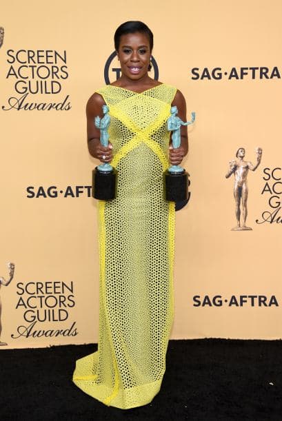 ¡Doble ganadora! La orgullosa Uzo Aduba de 'Orange is the New Black'.