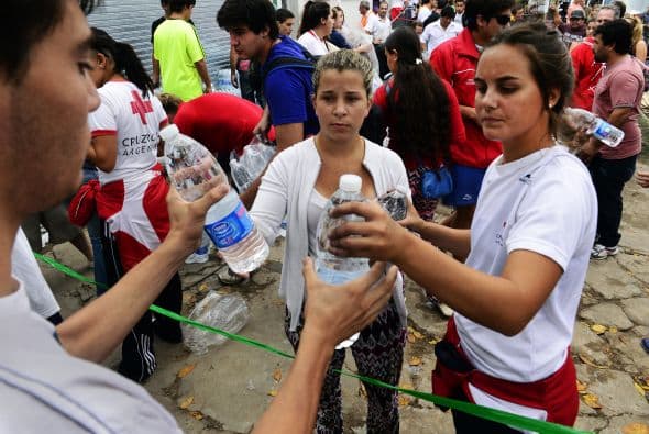 "Ahora se necesitan agua, mucha agua mineral, leche 'larga vida', agua lavandina (cloro), detergente. La gente trae colchones y ropa", apunta la joven que recibe en un costado de la Catedral un nebulizador y un purificador de agua que alguien donó.