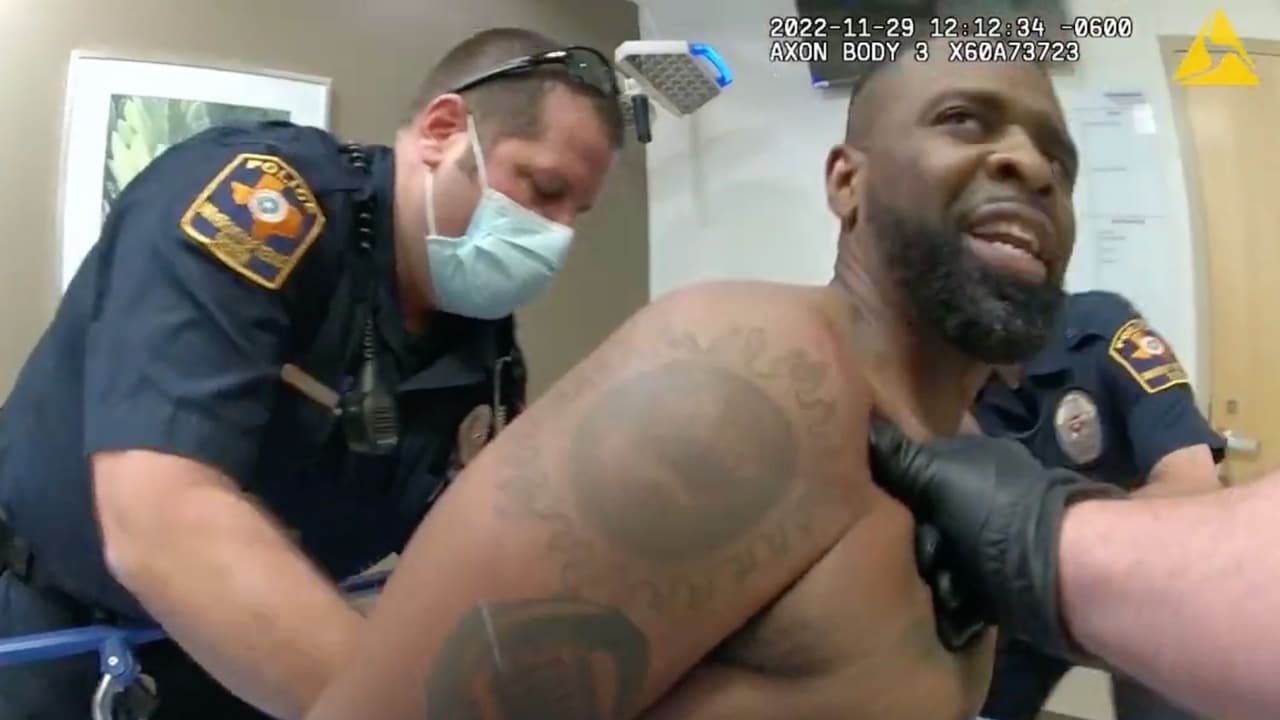 Revelan video de muerte de hombre que estaba bajo custodia policial en un hospital de Texas