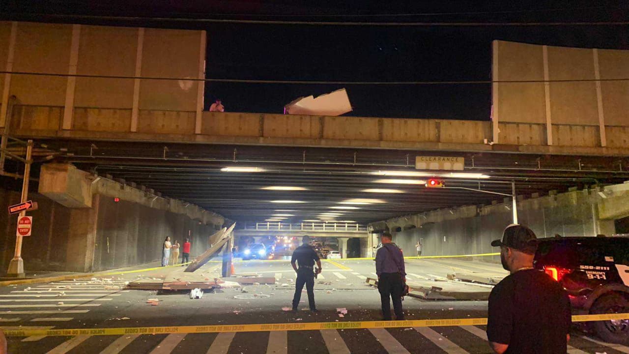 Camión choca contra un bloque de carretera y los escombros caen sobre una avenida en NJ