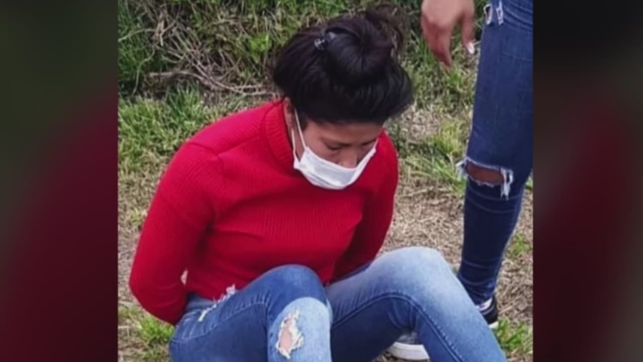 <b>Una mujer le prende fuego a la novia de su expareja, quien tenía a un bebé en los brazos</b>
<br>
<br>Laura Delgadillo y su bebe de año y medio fueron víctimas de un ataque con fuego. La sospechosa es la exnovia de su actual pareja y otro sujeto. El pequeño murió y la madre lucha por su vida en un hospital de Argentina.