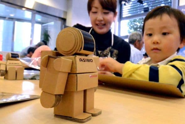 E incluso hacen representaciones de él en cartón.