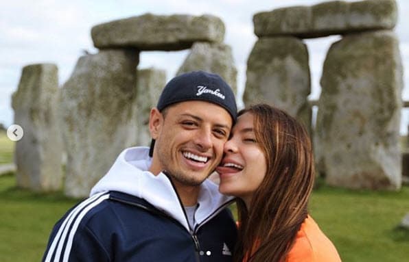 La modelo compartió fotografías muy románticas junto a Javier Hernández y le envió un mensaje de amor: “Loca por ti… agradecida por este amor nuestro. Todos los días contigo es una aventura llena de libertad, felicidad, risas y mucho amor. Gracias por ser como eres. Te amo mucho, mucho, lucho ‘little pea’ @ch14_”.