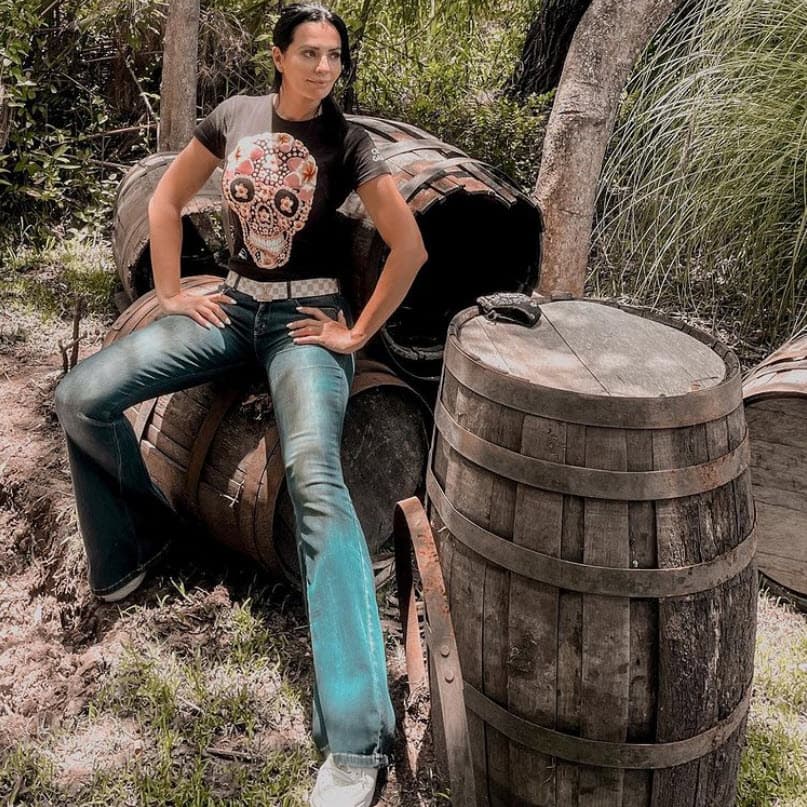 "Gracias a Dios tengo a mi hija 'Vale', que tiene 20 años, y
<b> la verdad me ayuda muchísimo con 'Santi' </b>y con las cosas de la casa".
<br>