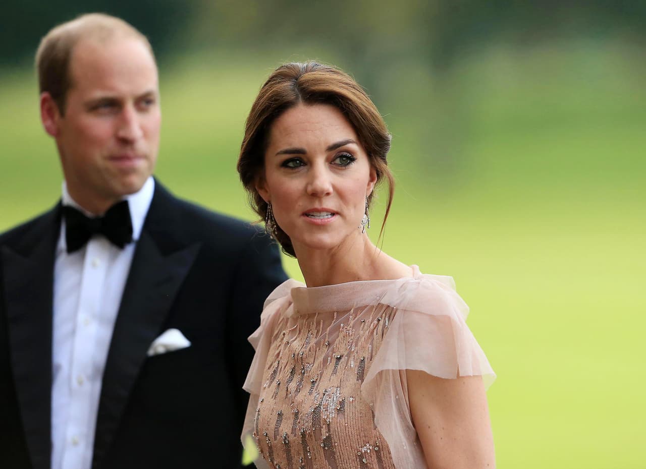 La Duquesa nos mostró que le encanta este vestido.