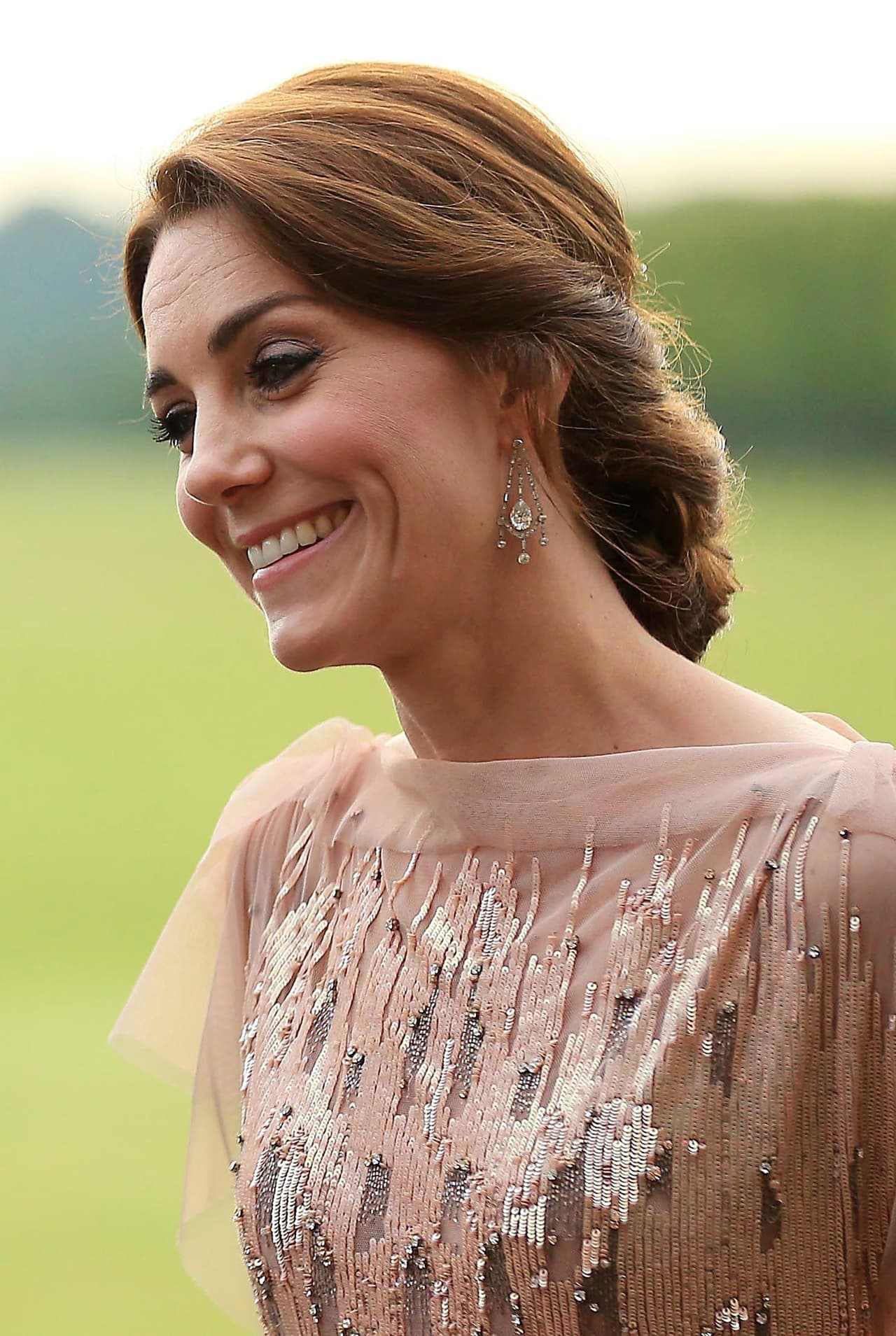 ¿Ves? Hasta los reales tienen que usar su ropa en público más de una vez.