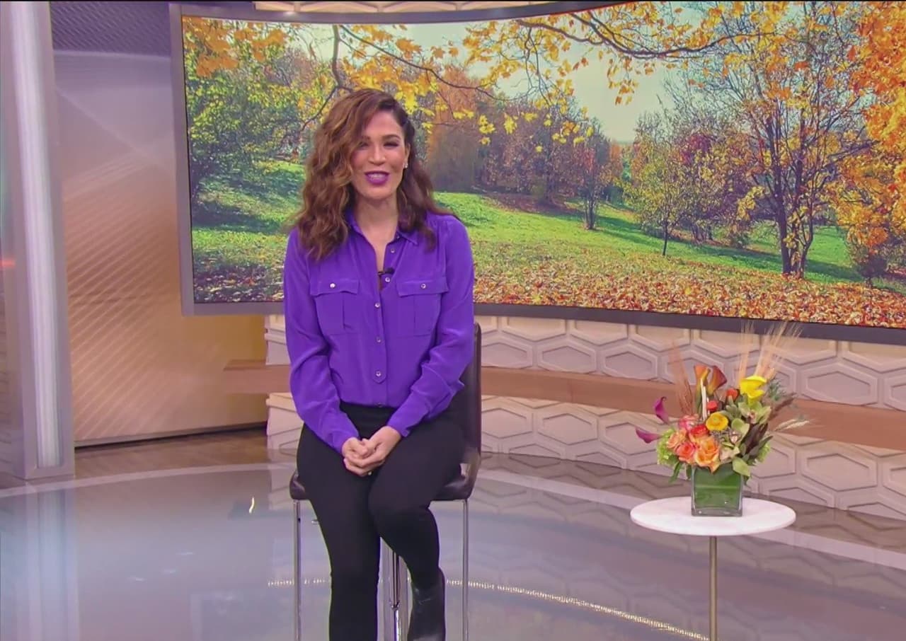 Karla Martínez demostró su apoyo también con un blusa del tono indicado como símbolo de unión al movimiento en contra de la violencia y del acoso homofóbico.