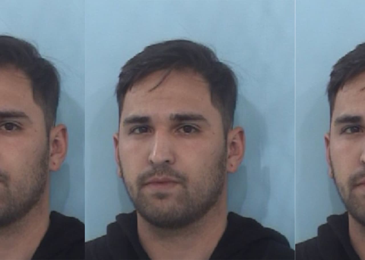 Arrestan a entrenador de escuela preparatoria por tener relaciones sexuales con una menor de edad