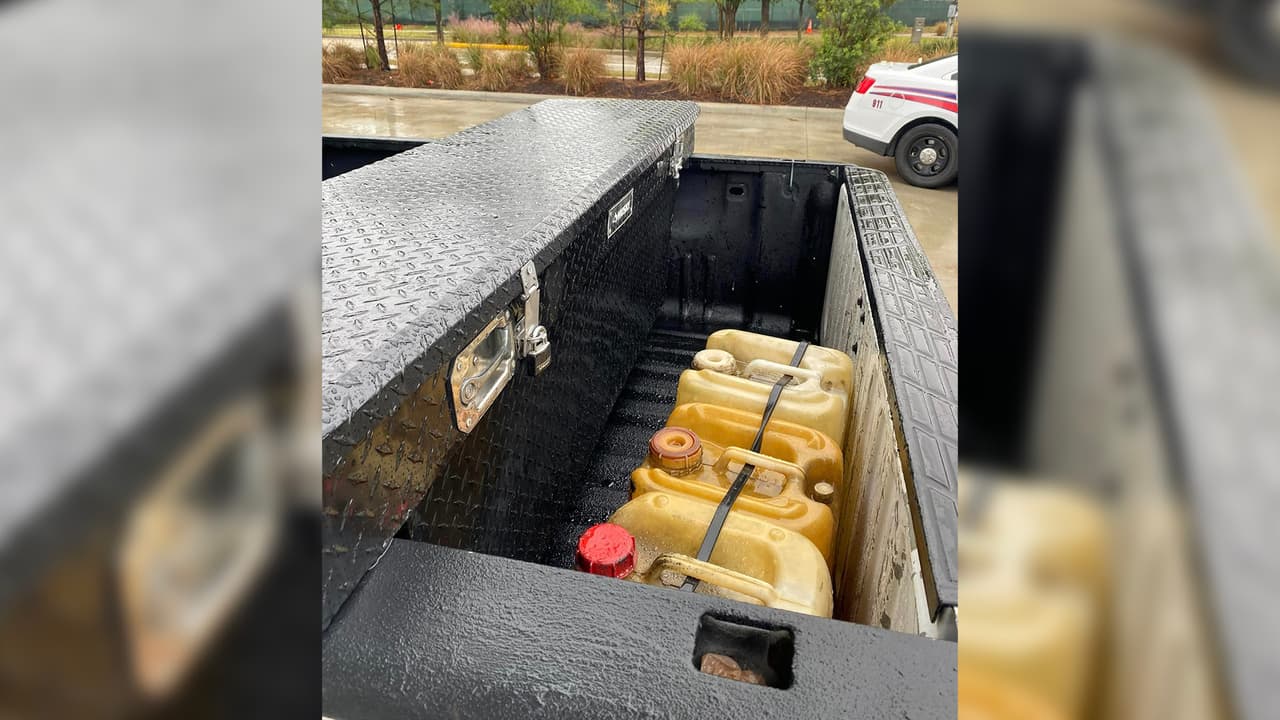 Agentes del Precinto 4 del condado Harris se encargaron de la detención y le encontraron varios contenedores que estaba llenando de diésel.