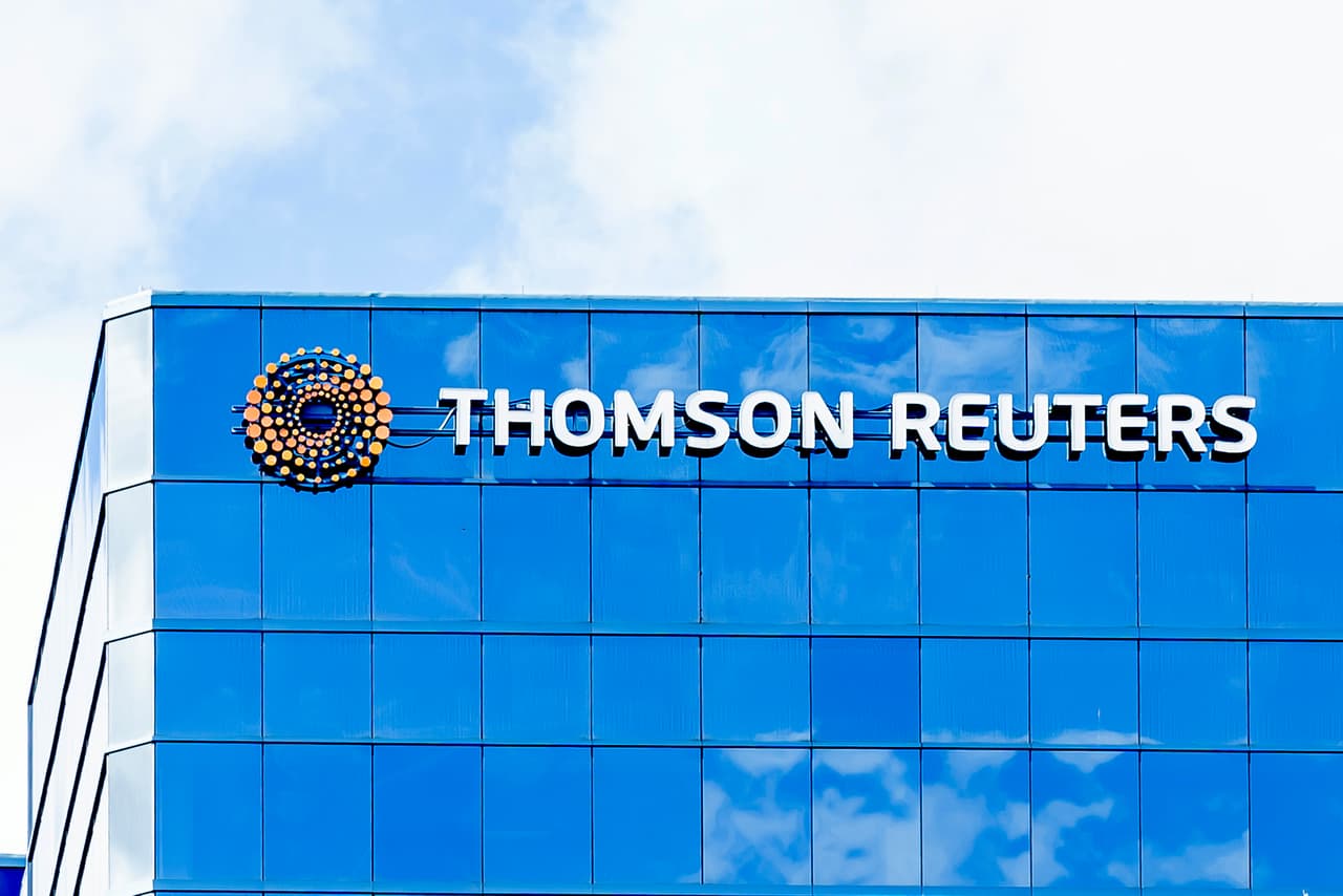 <b>Puesto 9. Familia Thomson</b>
<br>
<b>Compañía: </b>Thomson Reuters
<br>
<b>Patrimonio: 6,100 millones de dólares</b>
<br>Generaciones: 3
<br>Industria: medios
<br>Establecida en: Toronto, Canadá
<br>
<br>La riqueza de la familia más adinerada de Canadá comenzó a principios de la década de 1930, cuando Roy Thomson abrió una estación de radio en Ontario. Desde entonces comenzó a comprar diarios y se convirtió en el principal propietario de medios del país. La familia es dueña de dos tercios del proveedor de servicios de noticias y datos financieros Thomson Reuters, que tuvo ingresos por 6,000 millones de dólares el año pasado.