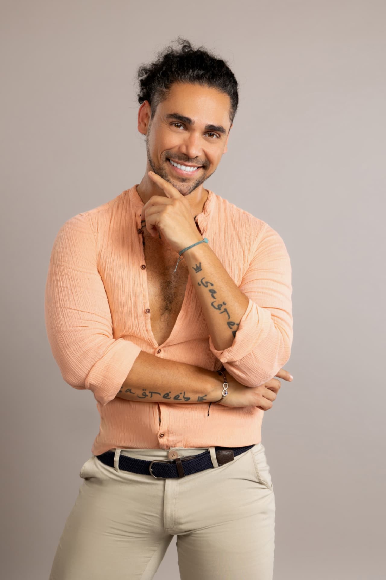 El cast de Hotel VIP no podría estar completo sin 
<b>Fer Sagreeb</b>, modelo y conductor de HOY que también tuvo una destacada participación en Reto 4 Elementos, por lo que sería una carta fuerte en los desafíos físicos del nuevo reality show de UniMás.