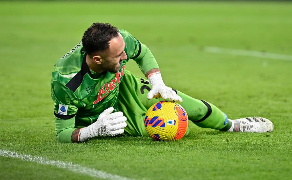 Napoli y Juventus empatan durante la Jornada 20 de la Serie A. Dries Mertens le daba la victoria a los de Spalleti a los 23' minutos, pero Federico Chiesa emparejó el encuentro al minuto 54'. El mexicano Hirving Lozano se perdió el encuentro tras dar positivo a COVID-19.
