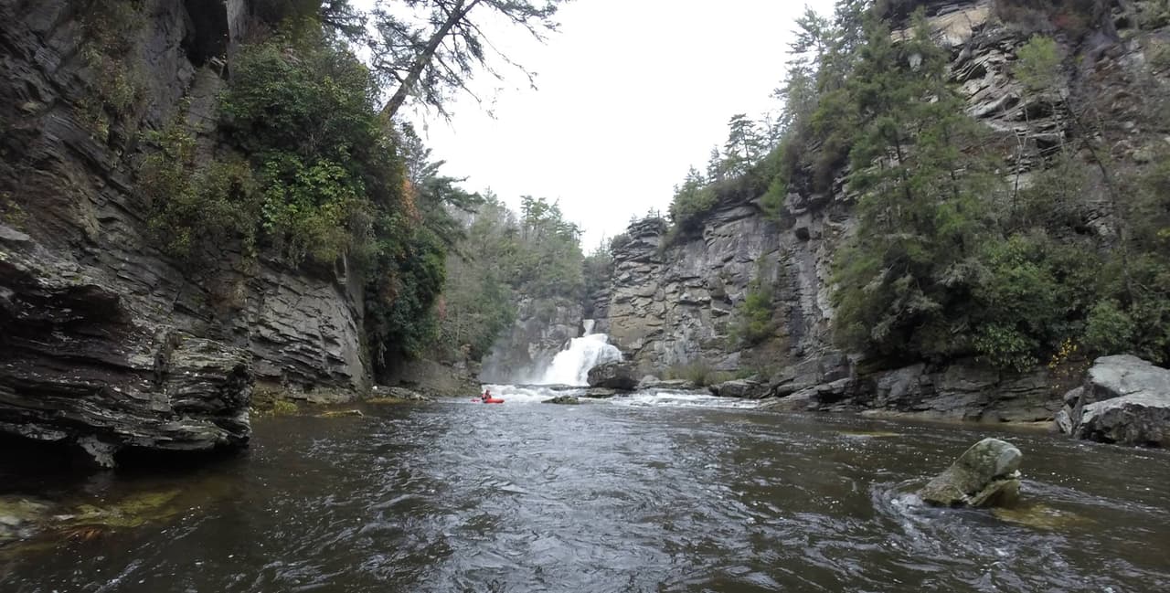 <b>Linville Falls</b>. Linville Falls tiene un entorno increíble y ofrece múltiples formas de ver esta hermosa atracción natural. Los senderos cortos conducen a vistas espectaculares o acceso de cerca a la espectacular caída de 90 pies del río en Linville Gorge. Las paredes irregulares de los acantilados con árboles aferrados a los lados se suman a la escena.