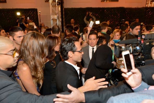 Te llevamos detrás de cámaras y mira todo lo que pasó mientras tus artistas desfilaban por la alfombra verde. 