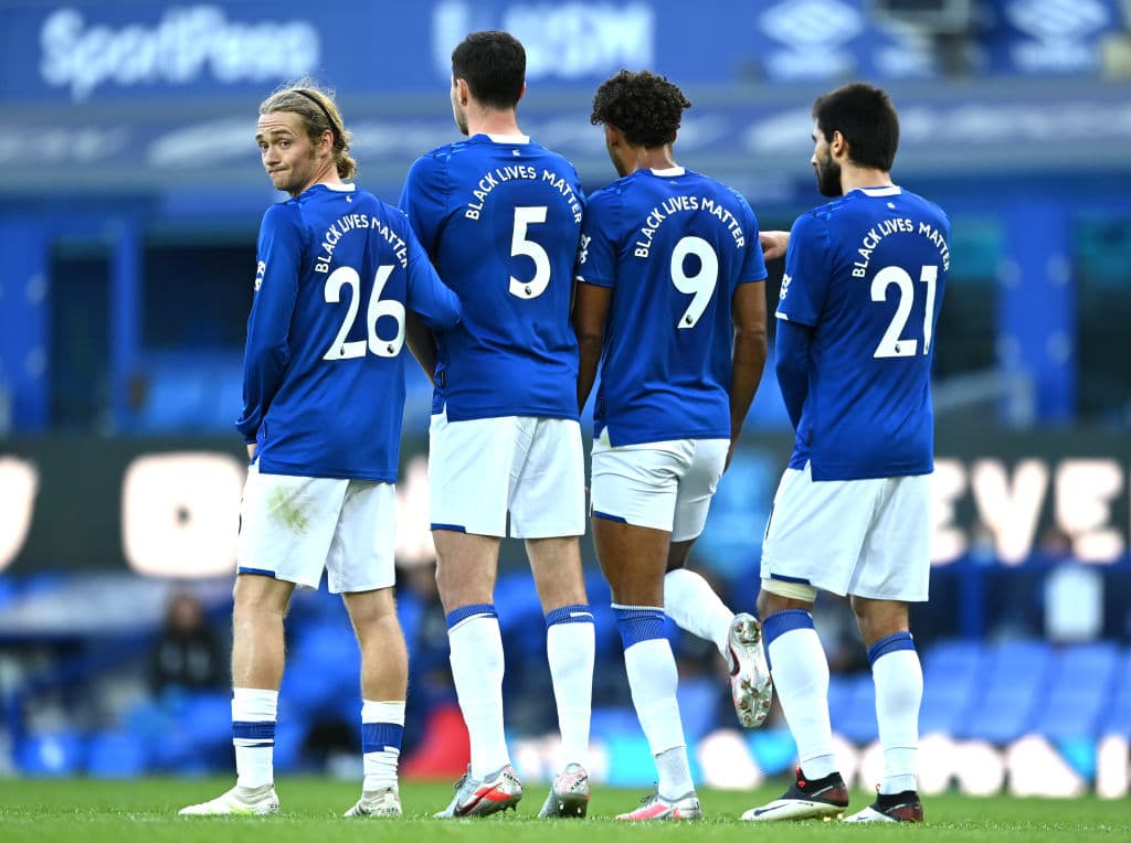 Tom Davies , Michael Keane , Dominic Calvert-Lewin y Andre Gomes del Everton en un tiro libre a favor del Liverpool.
