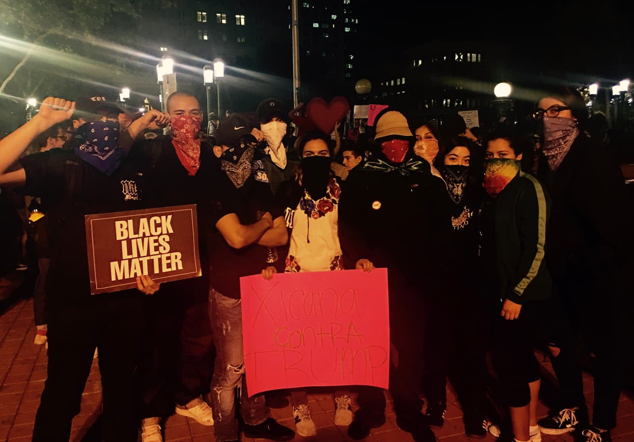 Un grupo de estudiantes hispanos de Berkeley, algunos indocumentados, protestaron en Oakland con los rostros cubiertos por miedo a represalias. "Estamos aquí para que Trump se de cuenta que las voces de la gente que ofendió son reales", dijo Angel Ibarra.