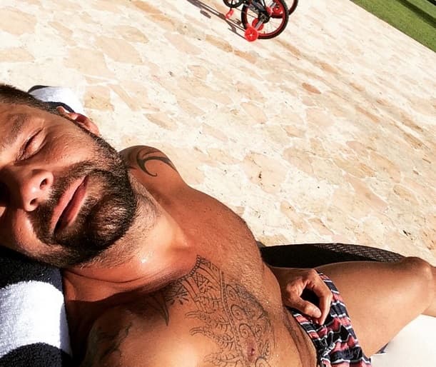 Este año Ricky también fue nominado a Premios Juventud, por eso lo vemos tan relajado y feliz.