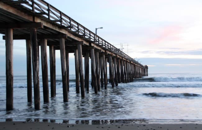 La playa Cayucos debajo del muelle de San Luis Obispo también es un muy buen destino para disfrutar del mar este verano, con una clasificación A por lo limpia de sus aguas.