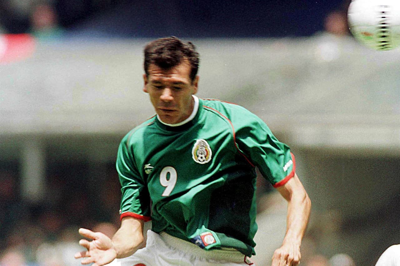 El 1 de julio de 2001 debutó Javier Aguirre al frente de la Selección Mexicana, después del “Aztecazo” ante Costa Rica y la contundente derrota ante Honduras que le costó el puesto a Enrique Meza. Con una limpia total de jugadores, al “Vasco” le salió la apuesta de jugar con más corazón que futbol y México venció 1-0 a Estados Unidos con gol de Jared Borgetti.