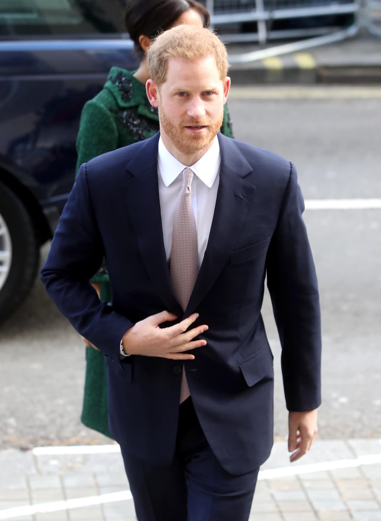 Refiriéndose a la imagen de Harry, la juez dijo: "Las publicaciones que he visto y leído son abominables y criminales por su clara intención de alentar los actos terroristas", de acuerdo a la cita que publicó 
<b><a href="https://www.dailymail.co.uk/news/article-7153485/Neo-Nazi-student-19-threatened-Prince-Harry-locked-four-years.html" target="_blank">Daily Mail</a></b>.