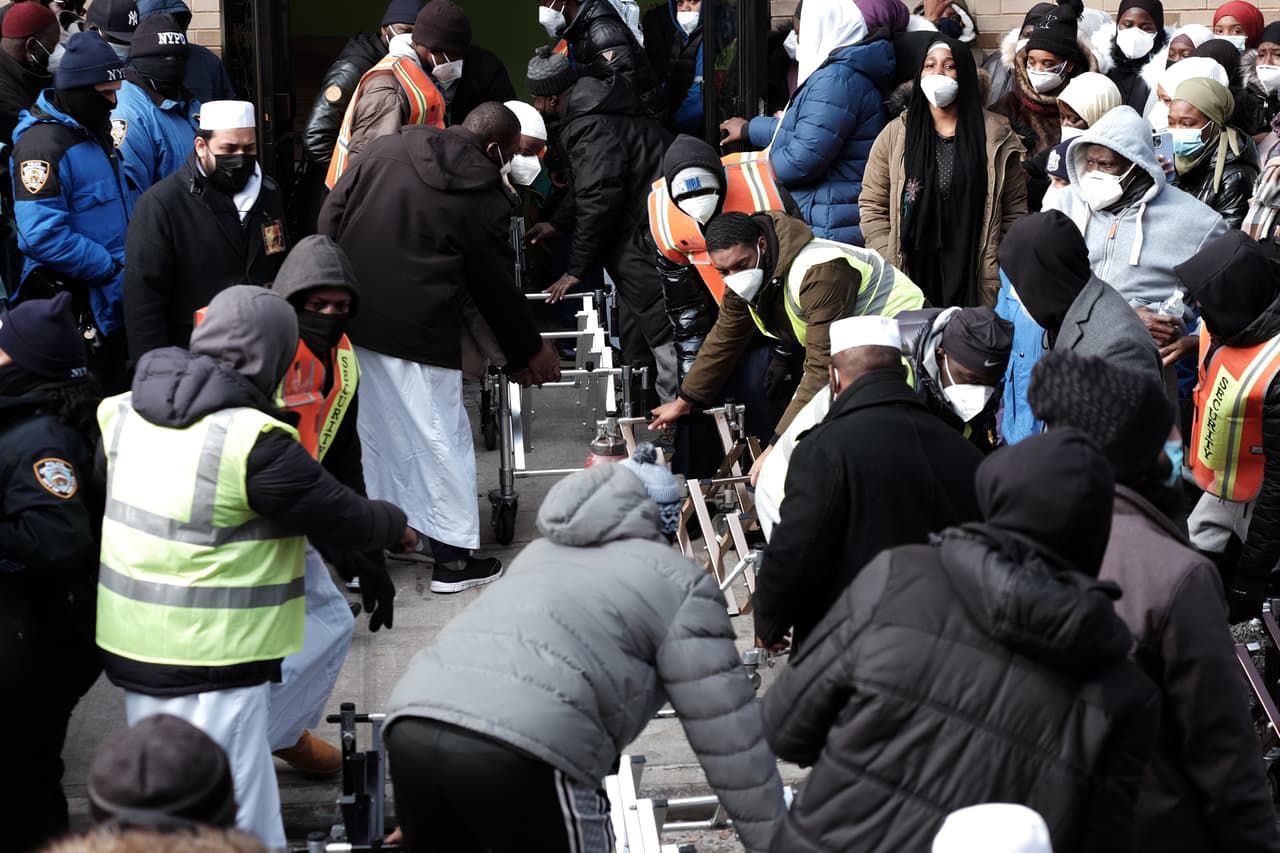 A la ceremonia llegaron cientos de personas pero muchas tuvieron que quedarse fuera debido a que el Centro Cultural Islámico estaba al máximo de su capacida
