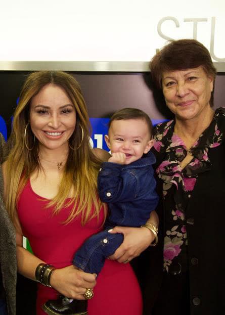 Tres generaciones en una sola foto: La Bronca, Baby Luca y su madre adorada.