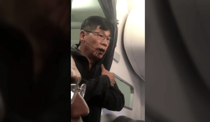 El pasajero expulsado de United sufrió un golpe en la cabeza, se rompió la nariz y perdió dos dientes