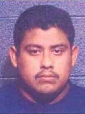 Oscar Vega, alías “Moreno”, es buscado por tráfico de drogas y por actividades relacionadas con el lavado de dinero. Se le considera armado y peligroso.