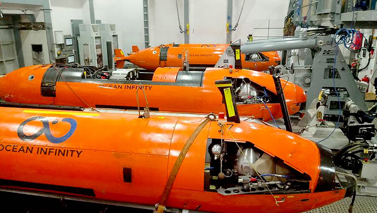 <b>La flota de mini submarinos que encontró la nave perdida.</b> Desde el buque Seabed Constructor se estableció una red de comunicación entre los USV Seaworker, botes no tripulados y los AUV Hugin 6000 (en la fotografía), unos pequeños submarinos autónomos utilizados para explorar el fondo marino.