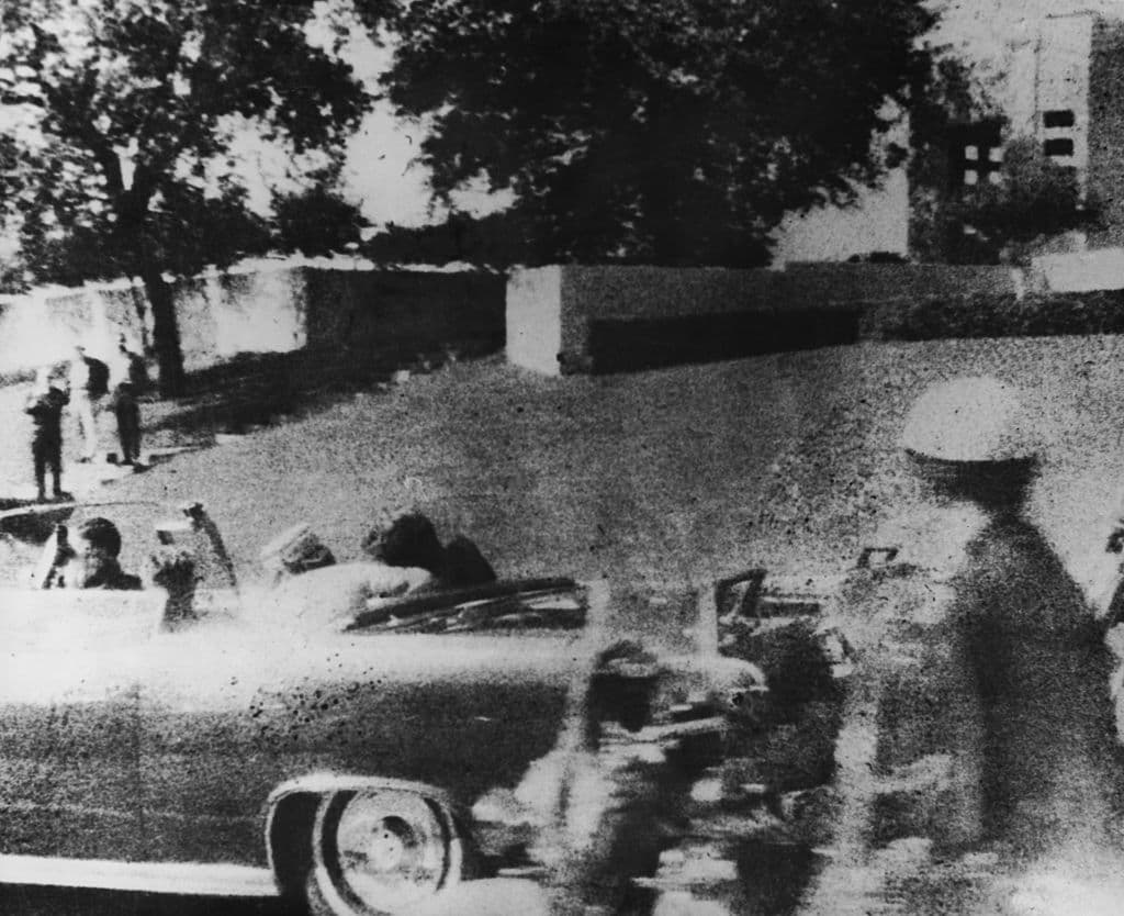 El presidente estadounidense John F. Kennedy es alcanzado por la bala de un asesino mientras viaja por Dallas en una caravana, el 22 de noviembre de 1963.