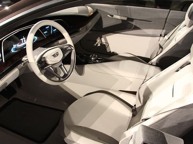 El 
<b>Cadillac Escala</b> se destaca por unas enormes 
<b>llantas de 22 pulgadas</b>, para llevar al piso la potencia de su 
<b>motor V8 de 4.2 litros</b> 
<b>biturbo</b>.