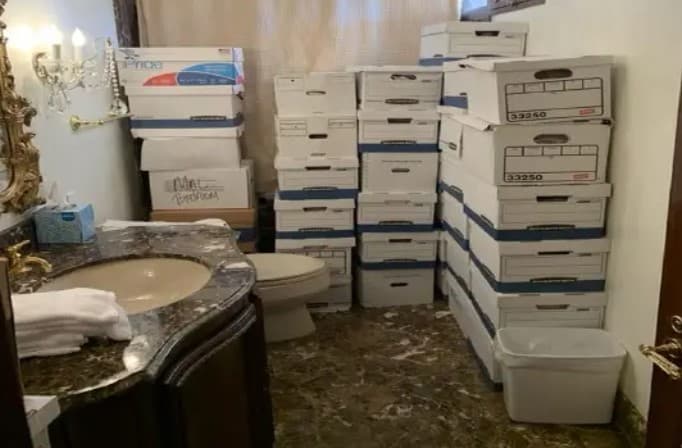 Cajas con documentos clasificados en un baño de la residencia Mar-a-Lago, en Florida.
