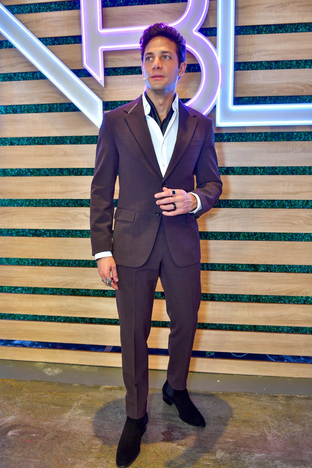 Además completó su look con algunos anillos, que son parte de su personalidad.