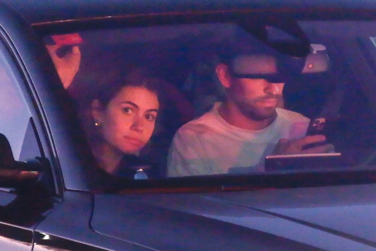 Piqué y Clara eran perseguidos por los paparazzis para obtener fotos de ellos juntos. Ahora ha sido la propia pareja que decidió gritar su amor a los cuatro vientos.