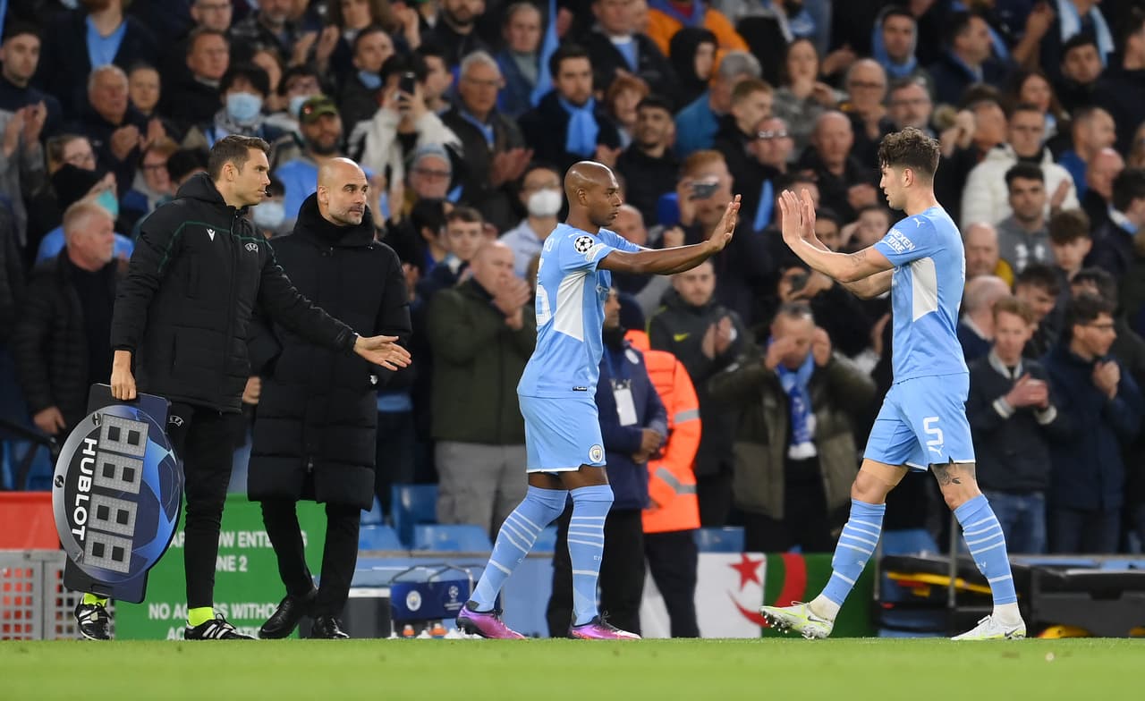 El técnico Pep Guardiola no estaba nada contento e incluso se ganaba la cartulina amarilla.
<br>