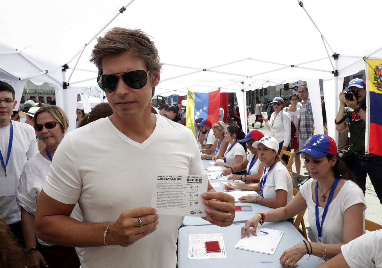 El cantante venezolano Carlos Baute también participó en la consulta en el centro de votación instalado en la Puerta de Sol de Madrid.