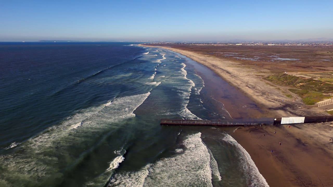 <b>Océano Pacifico.</b> La cerca que nace en el mar, entre Tijuana y San Diego, se interrumpe abruptamente después de 12 millas, al comienzo de las montañas al este de ambas ciudades.