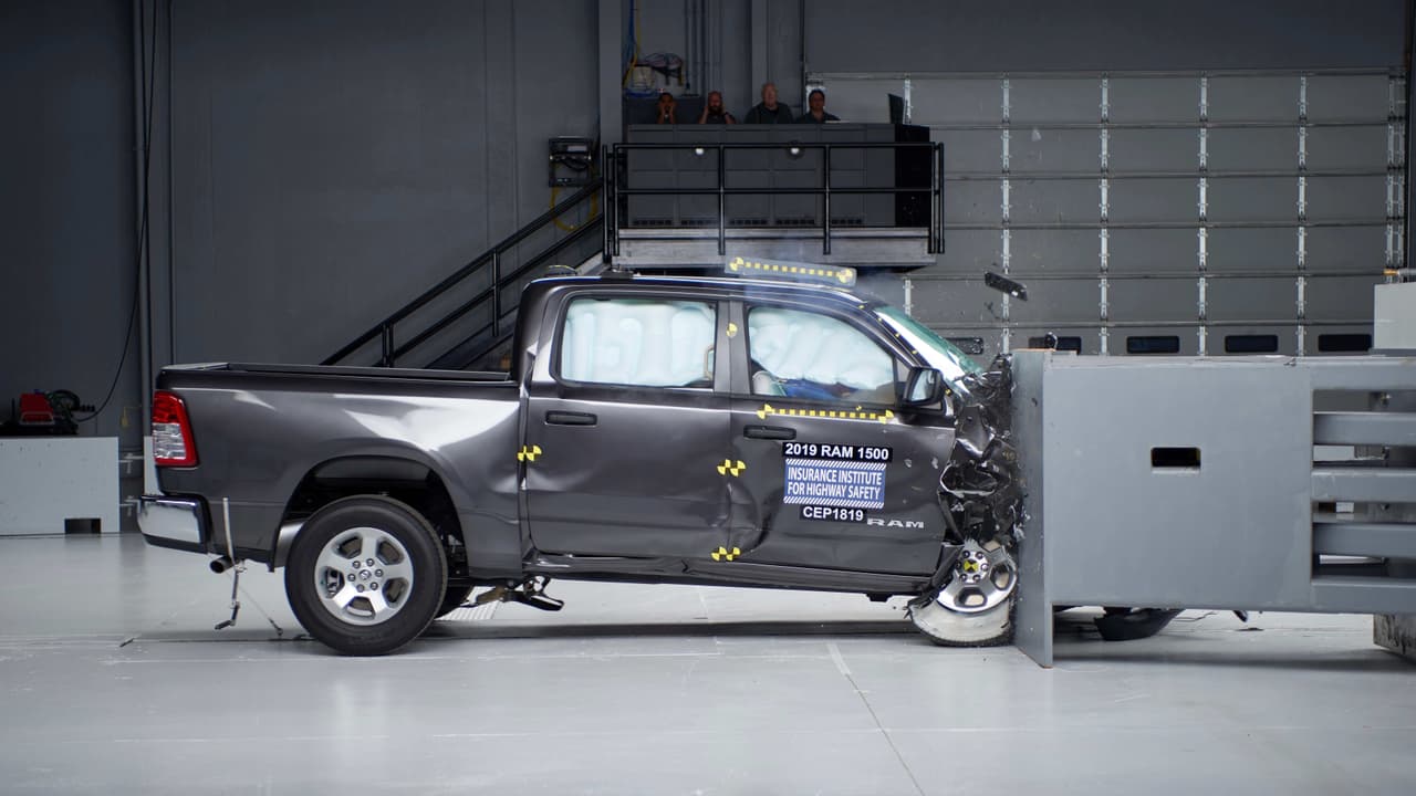 El
<b>Instituto de las Aseguradoras Para la Seguridad Vial</b> (IIHS por sus siglas en inglés) llevó a cabo
<b>pruebas de choque frontal del lado del pasajero </b>para las camionetas pickup nuevas disponibles en Estados Unidos, a fin de determinar
<b>cuán bien protegidos están los pasajeros delanteros </b>en estas camionetas.
<br>
<br>Las calificaciones otorgadas por el instituto son:
<b>buena</b>,
<b>aceptable</b>,
<b>marginal</b> y
<b>pobre</b>. Aparte de la calificación general para la protección del pasajero delantero, el IIHS evalúa los criterios de:
<b>resistencia estructural</b>,
<b>soporte al pasajero</b> (el desempeño de los cinturones de seguridad),
<b>protección de cuello</b>
<b>y cabeza</b>,
<b>protección de pecho</b>,
<b>protección de cadera y muslo</b>,
<b>protección de parte baja de la pierna y pie</b>.
<br>
<br>Estos fueron los resultados.